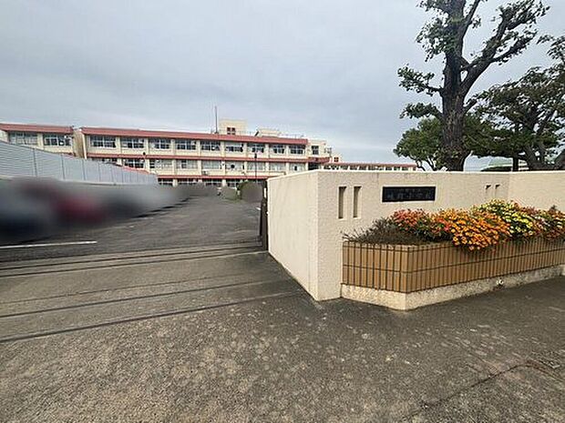 小牧市立味岡小学校(約1,060m)