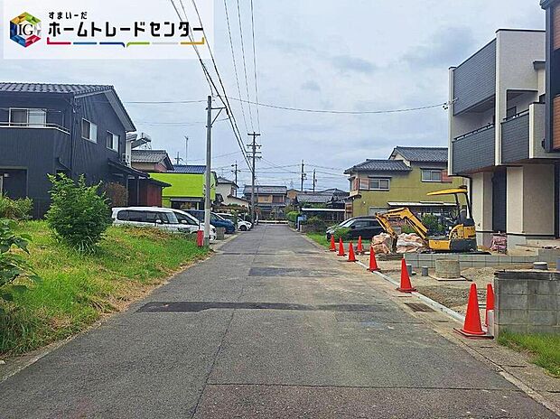 【前面道路含む現地写真】前面道路は広々としておりますので、お車の出し入れやすれ違いもラクラクでき、安心ですね。