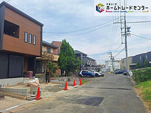 【前面道路含む現地写真】前面は、交通量の少ない南側約5.9mの道路です。
ゆとりがあり、駐車も落ち着いて行える環境になっています。