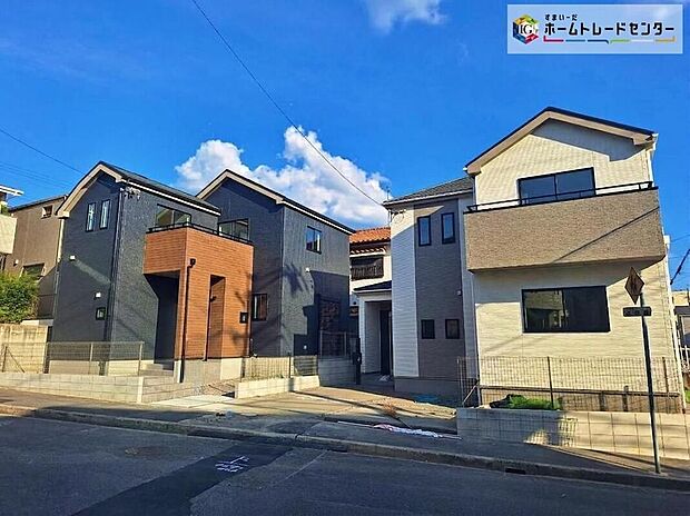 【現地外観写真】採光豊かな明るいLDKに、家族を見守れる対面式キッチンを採用。並列2台駐車可能で、家族で楽しめるお庭も備えています。間取りだけでは分からない空間の心地よさを、ぜひ現地で体感してみませんか。