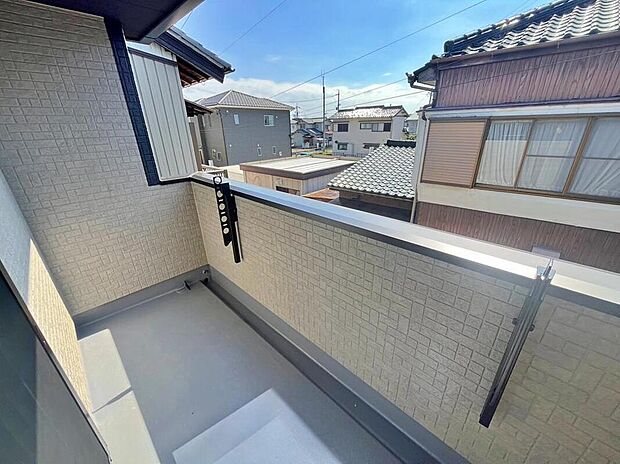 【バルコニー】南向きで日当たり良好なバルコニー♪
家族分の洗濯物もしっかり干せます。
お洗濯だけでなく、ちょっとしたリラックスできる空間にもなりそうです☆