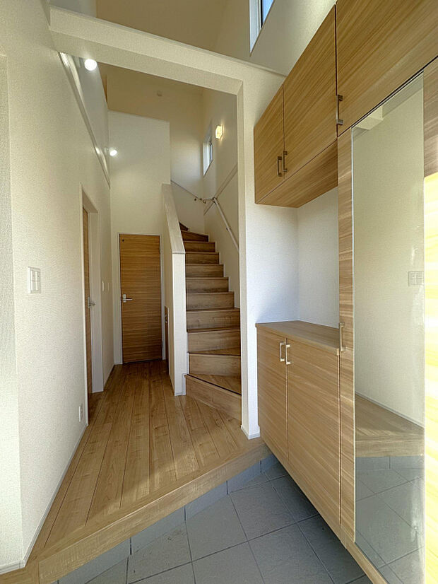 玄関　姿見付きの大容量収納付き♪