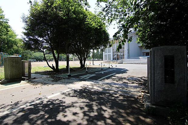 牛久小学校（約1,600m）