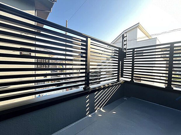 【その他内観】■バルコニー(1号棟)■
あたたかな陽光が差し込む南東向きのバルコニー!洗濯物がカラッと、しっかり乾きます♪