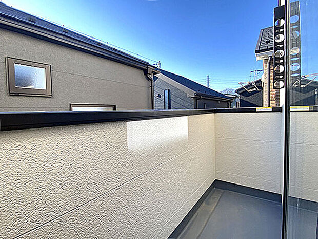 【その他内観】■バルコニー(1号棟)■
日当たりの良い南西向きのバルコニーで、お洗濯物がカラッと気持ちよく乾きます!