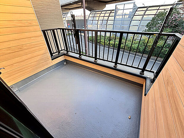 【その他内観】■バルコニー(3号棟)■
日当たり良好な南向きバルコニー!水栓付きだから、お子様のプールや趣味の家庭菜園も楽しめます♪