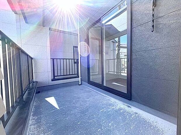 【その他内観】■バルコニー(3号棟)■
ランドリー&バルコニーが同フロアにあるため、階段を昇降することなく洗濯物を移動できてストレスフリー♪家事の時短にも繋がる、「家事ラク動線」です!