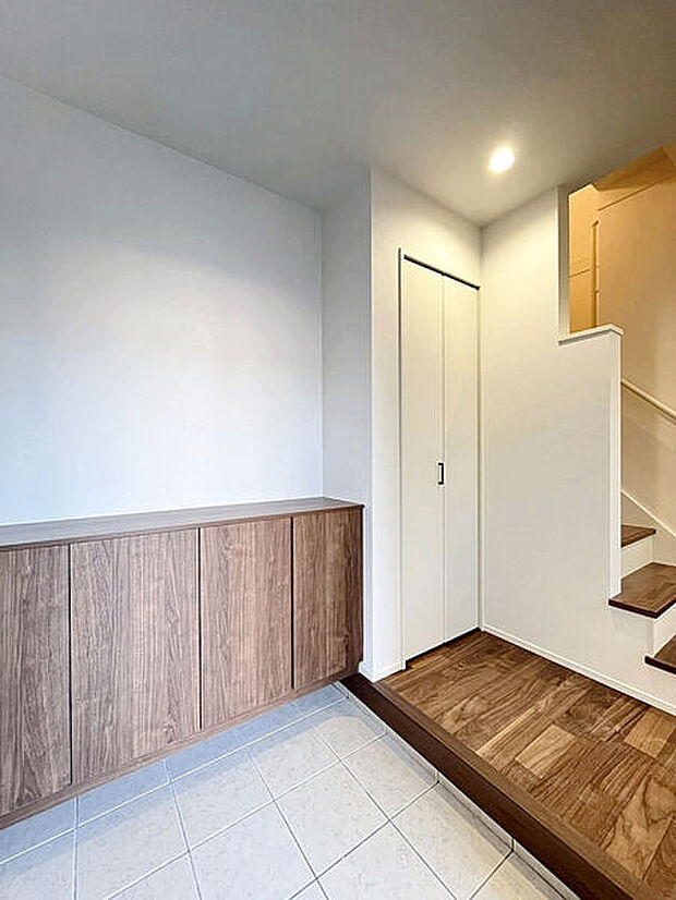 【玄関・エントランス】■玄関(1号棟)■
写真や鍵を入れる小物入れなどを飾ることができるカウンタータイプのシューズクローク!玄関が華やかになります♪