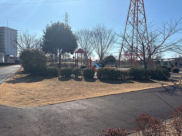 新郷東部公園(約678m)