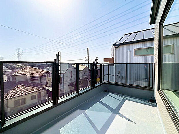 【その他内観】■バルコニー(1号棟)■
太陽の恵みをたっぷり受けられる南東向きバルコニーは横幅約3.1ｍ！大きなシーツも楽々扱える、家事のストレスを軽減する快適な空間。毎日の洗濯が心地よい時間に♪