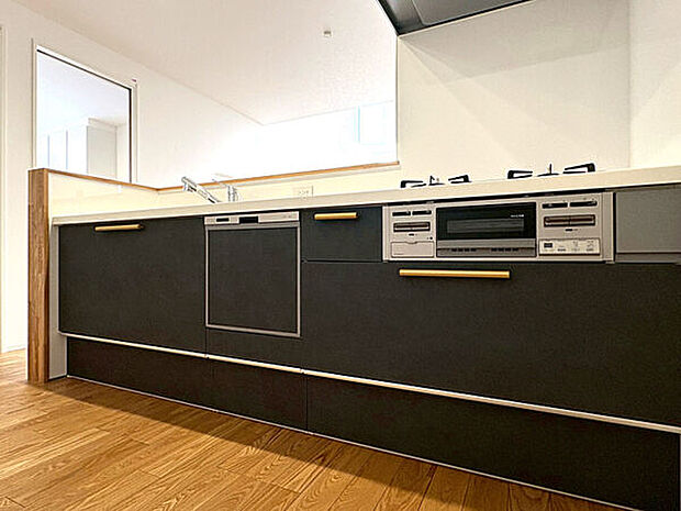 【キッチン】■キッチン(1号棟)■
お料理の幅が広がる3口コンロ仕様!食器洗い乾燥機付きで、家事の時短にも繋がり、食後の家族時間をゆったり過ごせます。