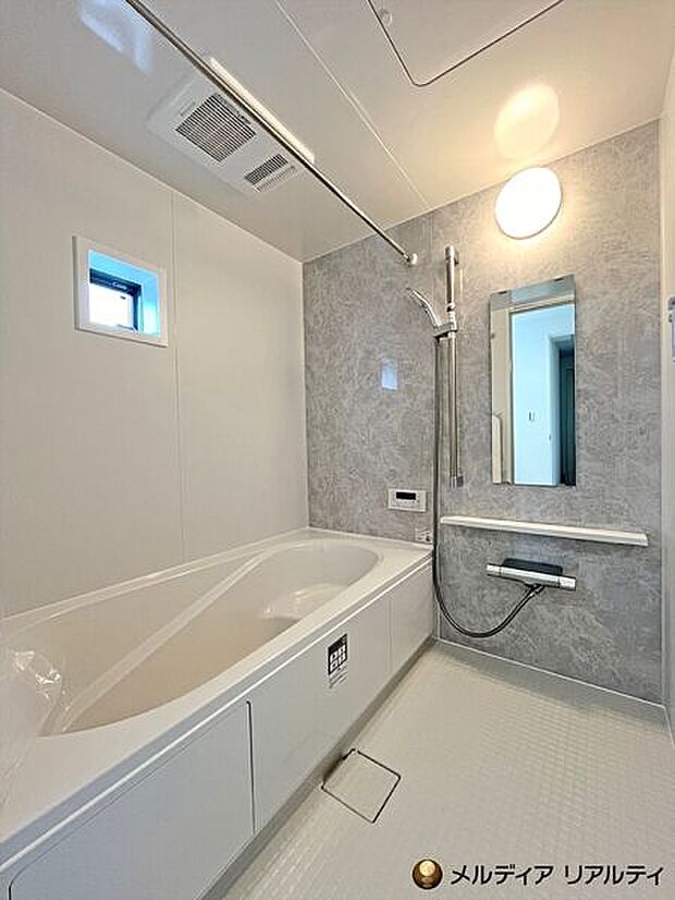 【浴室】浴室には保温性の高い風呂フタとバスタブを採用。時間差で入浴しても追い炊きが少なく済み、光熱費も抑えられます♪