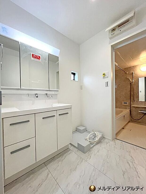 【内装】三面鏡裏にはスキンケア用品などを機能的に片づけられる大容量の収納付き。ボウル下にも充実した収納スペースを確保しているため、細々としたものもすっきり収まり、いつでも綺麗な洗面空間を維持できます◎