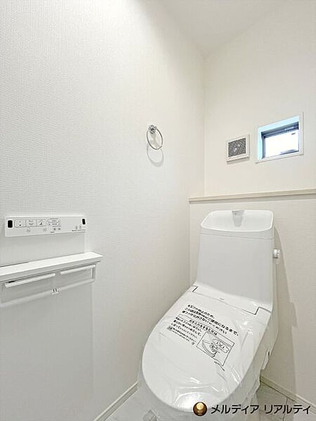 【内装】長くキレイに使い続けられるよう、お掃除のしやすさにこだわったトイレ。汚れが溜まりにくいフチレス便器や、隙間までサッと拭けるリフトアップ機能付きで、毎日のお手入れが驚くほど簡単に済みます♪