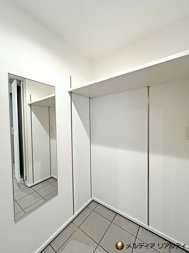 【玄関・エントランス】玄関から靴のまま入れるSICは、ベビーカーやアウトドアグッズなどの出し入れも楽に出来ます。姿見もついているため、お出かけ前の身だしなみチェックもばっちり済ませられます♪