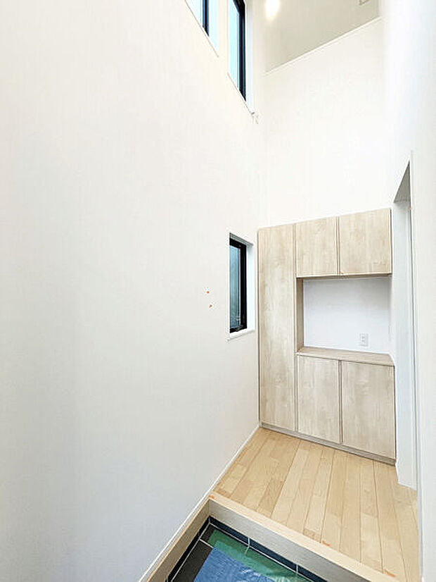 【玄関・エントランス】■玄関(1号棟)■
訪れる人を出迎える、圧巻の吹抜玄関!光がたっぷり差し込むので、好印象を与えてくれます☆