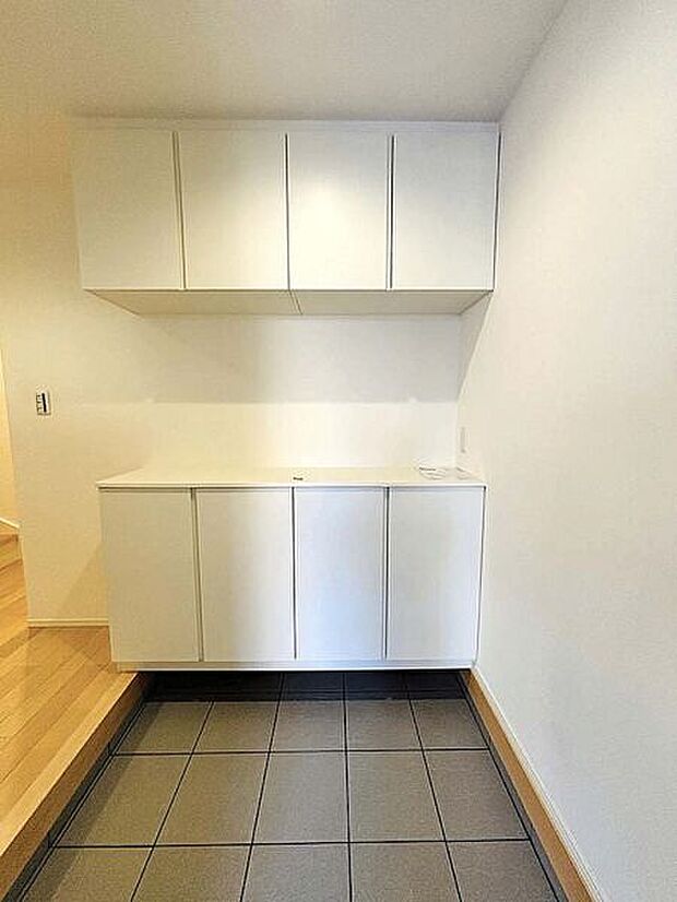 【玄関・エントランス】■玄関(2号棟)■
鍵を置いたり、お花や写真を飾ったり、棚の上を活用できるシューズボックス。玄関が華やかになり、来客時も好印象です◎家族の靴もたっぷり収納でき、玄関をきれいに保つことができます。