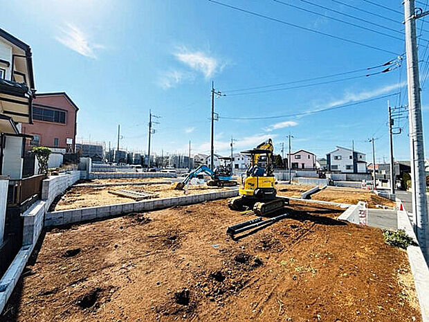 【現地（土地）】■現地(17～20号棟側)■
タウン内道路は居住者以外の通り抜けが少なく、お子さまの遊びや通学も安心。同世代が集まる、活気あふれるコミュニティが育まれます◎
