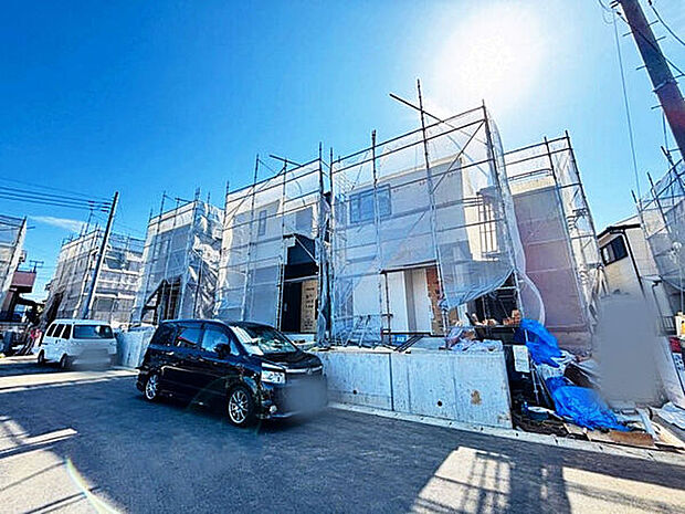 【前面道路】■現地・前面道路(9～12号棟側)■
高低差を活かしたアプローチで、通行人の視線が気になりにくいプライベート空間に。安全面と、美しい景観を両立した区割りです。