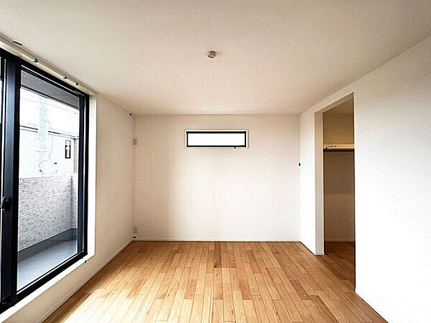 【内装】■洋室(7号棟)■
主寝室は広々7帖。大きなベッドを置いてもゆったり過ごせる広さ。WIC付きでお部屋をすっきり保てるのが嬉しいですね。バルコニーに面した、開放感溢れる安らぎの空間です。