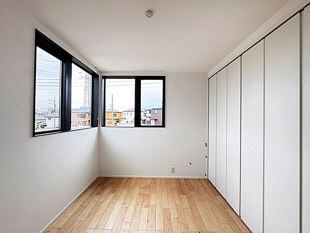 【内装】■洋室(7号棟)■
2面採光で明るさ満点！朝の目覚めが気持ちいいお部屋です。壁一面の大容量クローゼット付きで、服もバッグもすっきり片付きます。子供部屋にもちょうどいい広さですね♪