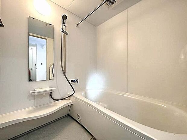 【浴室】■バスルーム■
1日の疲れを癒す広いバスルーム。足を伸ばしてゆっくり湯船につかることができます。お子様と一緒に入っても余裕があるのがうれしいですね◎