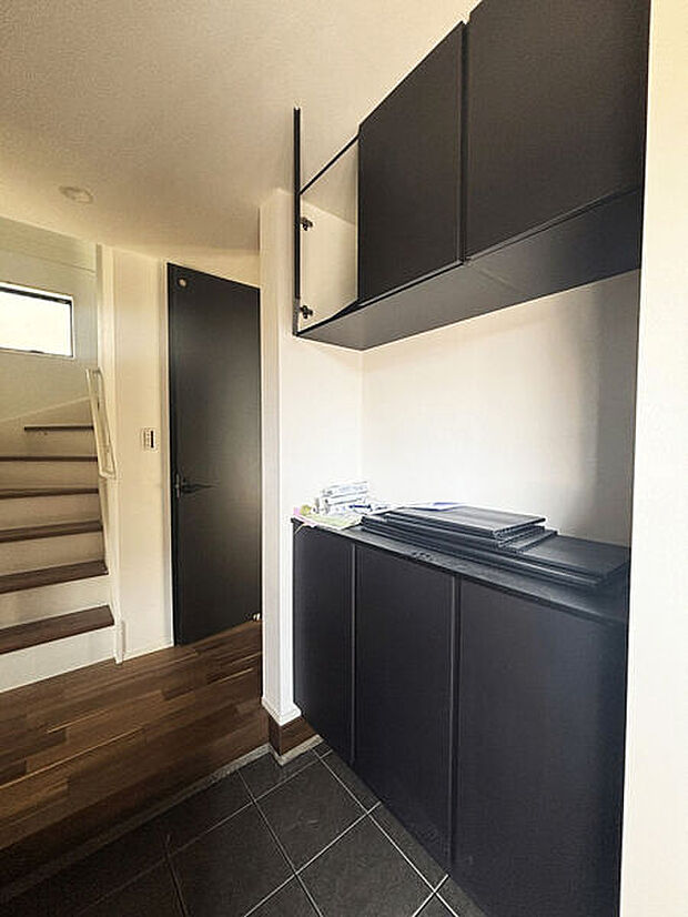 【玄関・エントランス】■玄関(4号棟)■
玄関にはカウンタータイプの収納を採用。季節の草花や小物を置くだけで、玄関をパッと華やかに彩ることができます♪