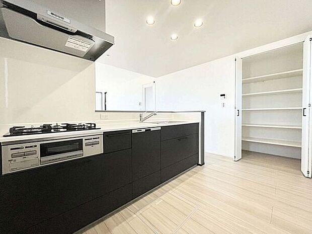 【キッチン】■キッチン(4号棟)■
コンロ前に壁があるため、油やにおいの広がりを抑えつつ、シンク側はオープンのため、開放感を得ることが出来るいいところ取りのキッチン。
