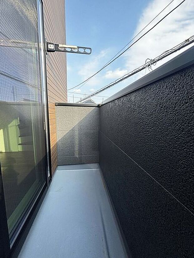 【その他内観】■バルコニー■
日当たりの良い南面バルコニー完備！前面に建物がないので風通しが良く、洗濯物がカラッと乾きます◎