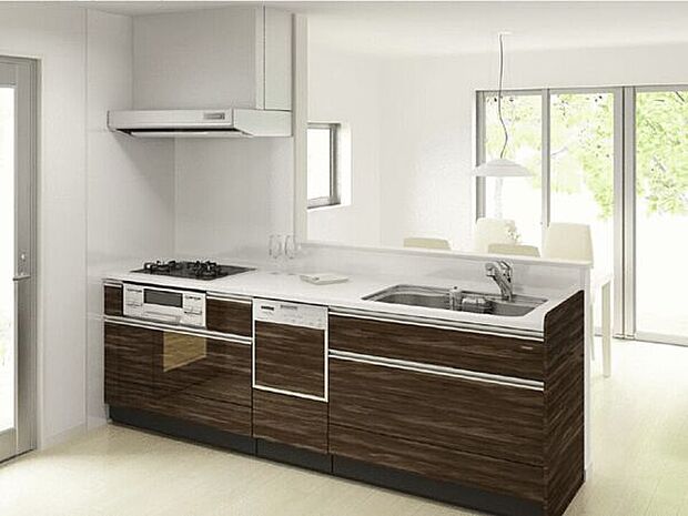 【システムキッチン標準仕様】食器洗い乾燥機と浄水器一体型水栓付システムキッチン。お手入れが簡単な素材を使用した魅力的なワークトップ。収納はオールスライドで奥のスペースまで有効に活用できます。