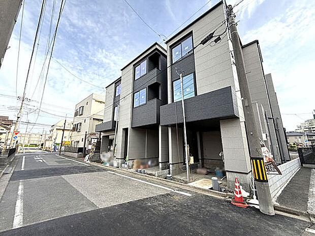 【前面道路】■外観(手前から4～6号棟)・前面道路■
4・5・6号棟は、3階建て北東側幅員約6.0ｍ公道に接道。向かいが駐車場という恵まれた立地により、陽光を遮ることのない、ゆとりある開放感を享受できます。.+*