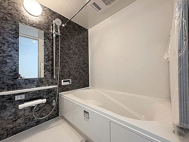 【浴室】■バスルーム(2号棟)■
1日の疲れを癒す広いバスルーム。足を伸ばしてゆっくり湯船につかることができます♪お子様と一緒に入っても、ゆとりがあるのがうれしいですね。