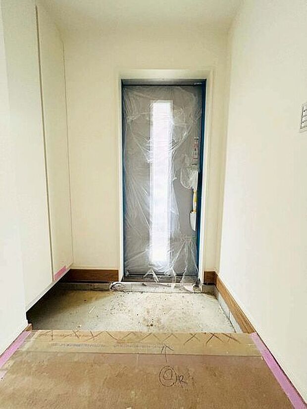 【玄関・エントランス】■玄関■
たっぷり収納できるトールタイプのシューズクロークを完備！整頓されたゆとりある玄関で、家族もお客様もお迎えできますね♪