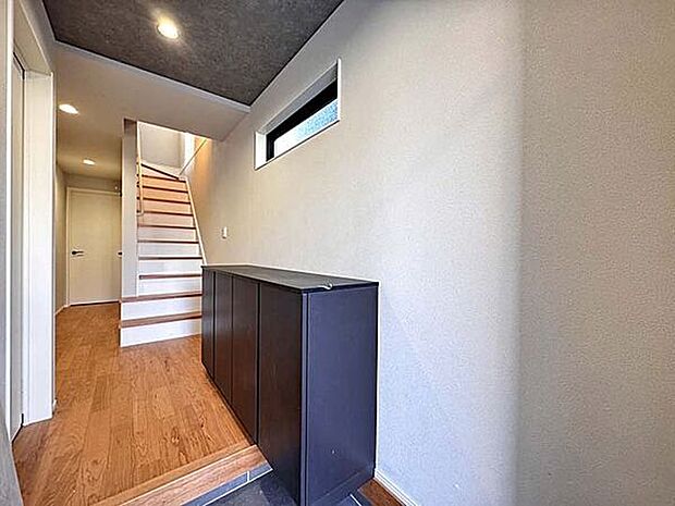 【玄関・エントランス】■玄関(1号棟)■
鍵を置いたり、お花や写真を飾ったり、棚の上を活用できるシューズボックス。玄関が華やかになり、来客時にも好印象です♪