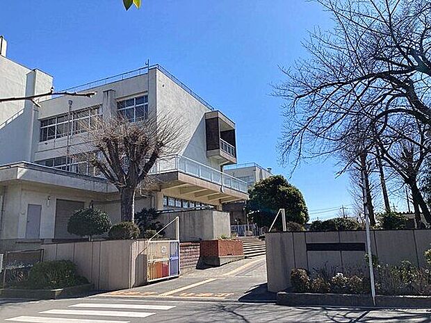 越谷市立大沢北小学校(約286m)