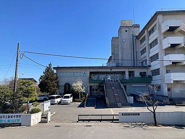 越谷市立新栄中学校(約1,799m)