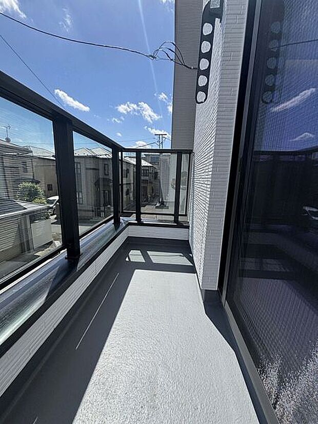 【その他内観】■バルコニー(3号棟)■
南向きバルコニーは日当たりが良く、お洗濯物はカラッと気持ちよく乾き、お布団もふかふかに*。+