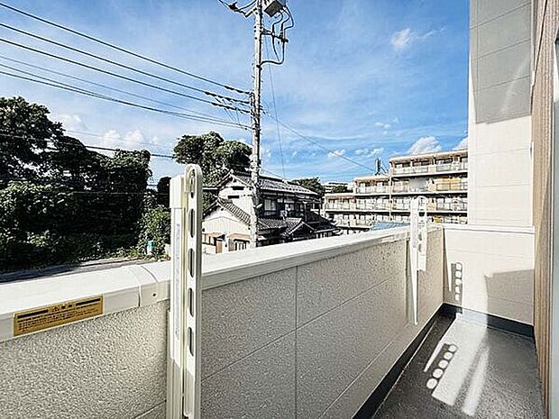 【その他内観】■バルコニー■
前方に建物がなく、日当たり・風通し良好な北側バルコニー。お洗濯物がカラっと良く乾きますね♪