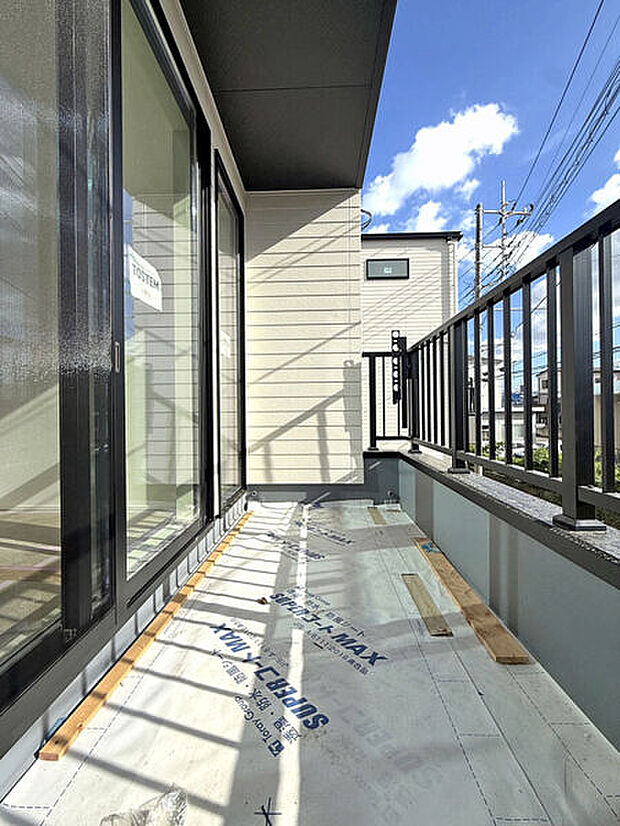 【その他内観】■バルコニー(2号棟)■
2階のバルコニーは風通良好です♪洗濯物も早く乾き、家事の時短につながります。