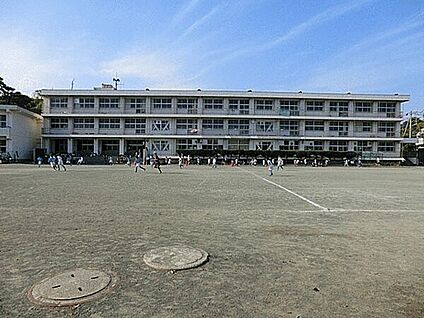 鎌倉市立腰越小学校 1050m
