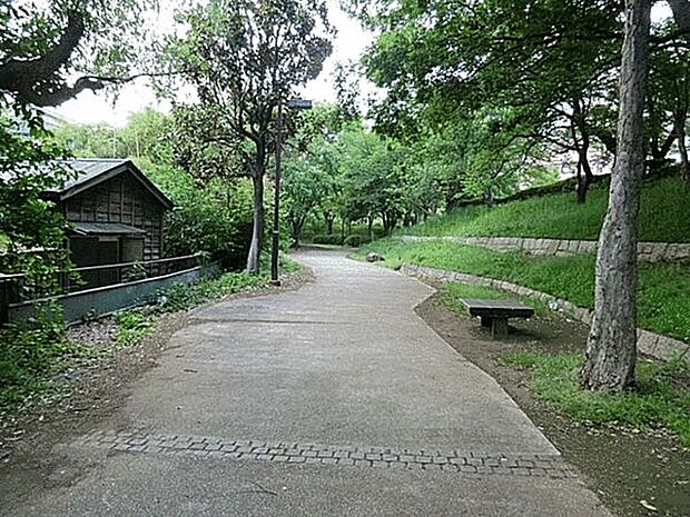 鶴ヶ峰公園(約935m)