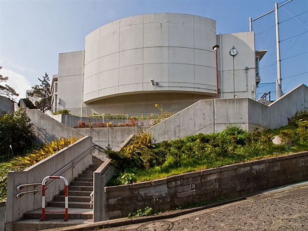 横浜市立生麦中学校(約1,234m)