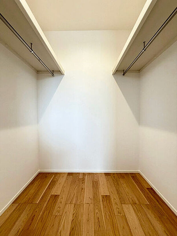 【内装】■ウォークインクローゼット(1号棟)■
季節物の衣類から大きめの荷物までまとめて収納できます。衣類の管理がしやすく、朝の身支度もスムーズに行える便利な収納空間です☆