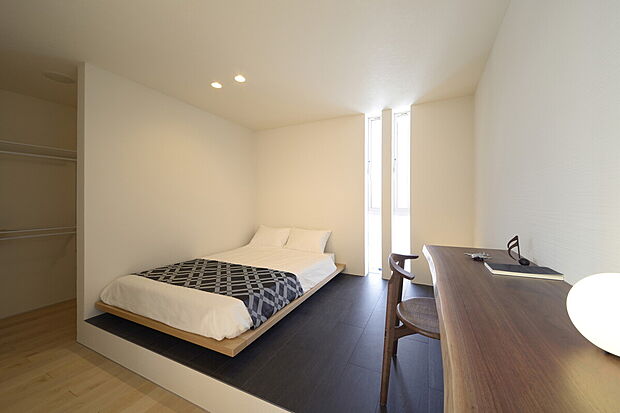 【木のやわらかさとタイルの硬さが安らぎをもたらす寝室へ】当社施工事例：お客様の自由に設計することが出来ます。