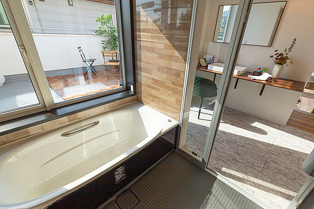 【露天風呂のような開放感ある浴室】当社施工事例：お客様の自由に設計することが出来ます。
