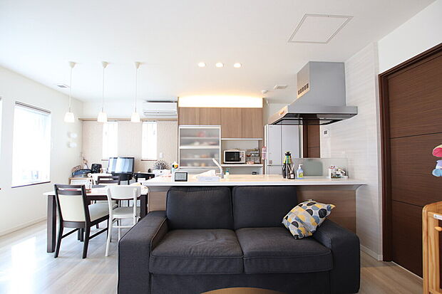 【キッチンを囲むリビングダイニング】当社施工事例:お客様の自由に設計することが出来ます。