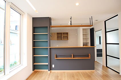 収納棚をつけることで機能的なキッチンへ