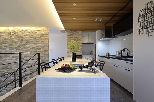 【バーカウンター風キッチン】当社施工事例:お客様の自由に設計することが出来ます。