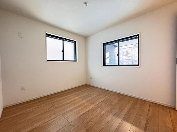 全居室二面採光で日当り風通し良好です。クローゼットも完備しておりますので、居住スペースを有効にお使いいただけます。