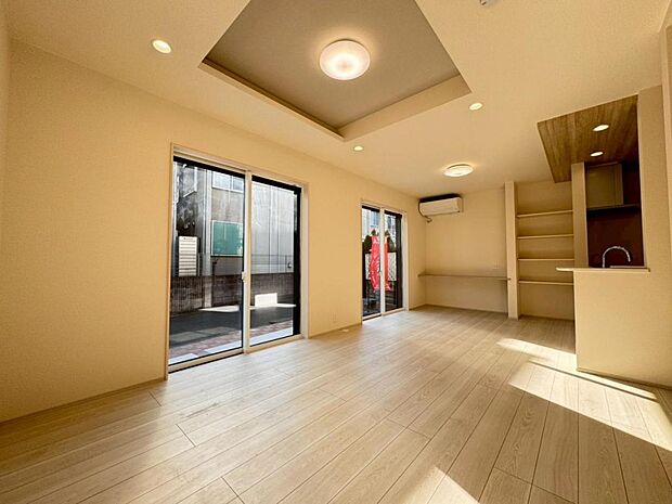 一日の中で多くの時間を過ごすリビングだからこそ、いつも穏やかな空間を。リビングは１６帖ございます。足元からじんわり暖まる床暖房を標準装備♪空気や肌が乾燥しにくく、また塵や埃も舞い上がりません。